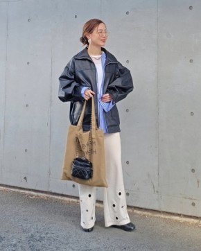 3|コーデのアクセントになる「ロゴ入りトートバッグ」