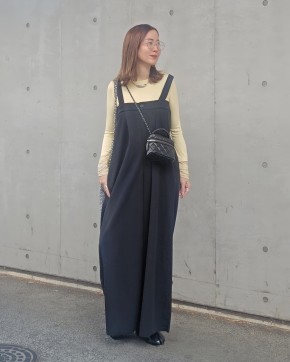 【ハイウエストのゆったりサロペット】シンプルなプルオーバーを合わせる