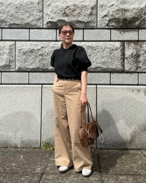 【ベージュのチノパンツ】オールブラックからシフトしやすい!