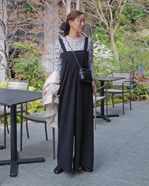 お出かけコーデに最適なタックサロペットパンツ