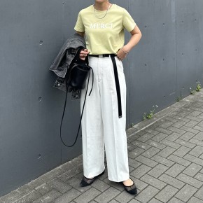 【ライトイエローのTシャツ】着るだけで旬顔に!