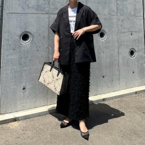 半袖ジャケット×ロゴTシャツでカジュアルに