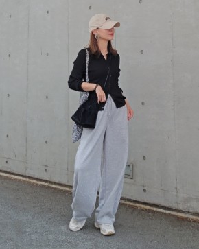 【グレーのスウェットパンツ】タイトなニットを合わせる!