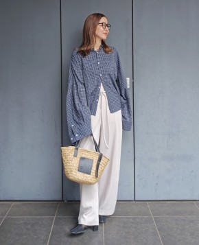 【オフホワイトのパンツ】ワイドパンツは明るい色を選ぶ!