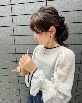 【40代50代のまとめ髪】女性らしいひとつ結び×シュシュ