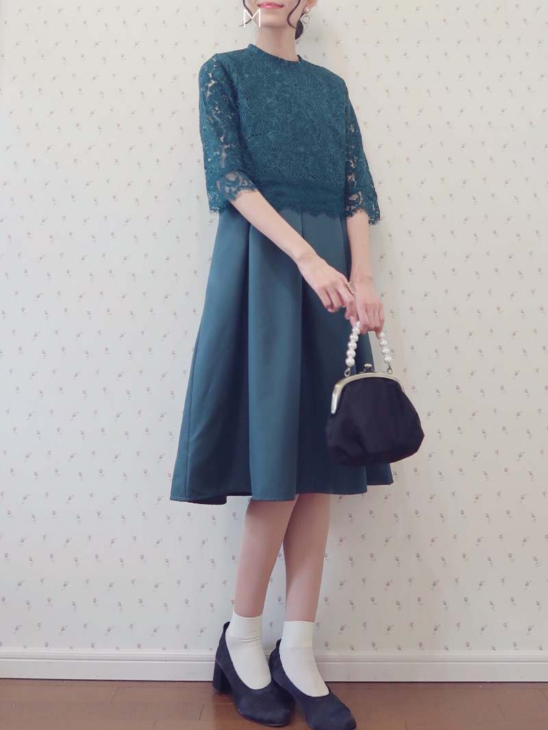 ブラック ハンドバッグ パール がま口 Merlot Plus メルロープリュス X Merlot Plus メルロープリュス グリーン 総レース タック フレア ワンピース X ホワイト 靴下 X Merlot Plus メルロープリュス ブラック パンプスのコーディネート Merlot Plus