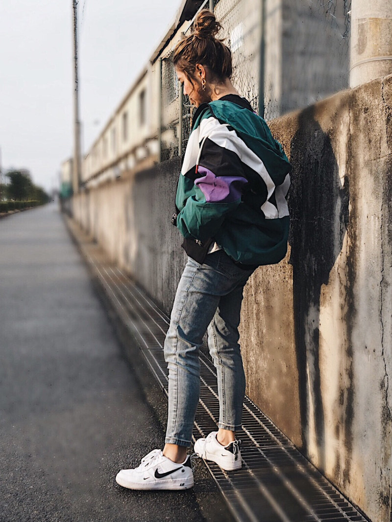 スキニー ライトブルー デニムパンツ x NIKE（ナイキ） スニーカー