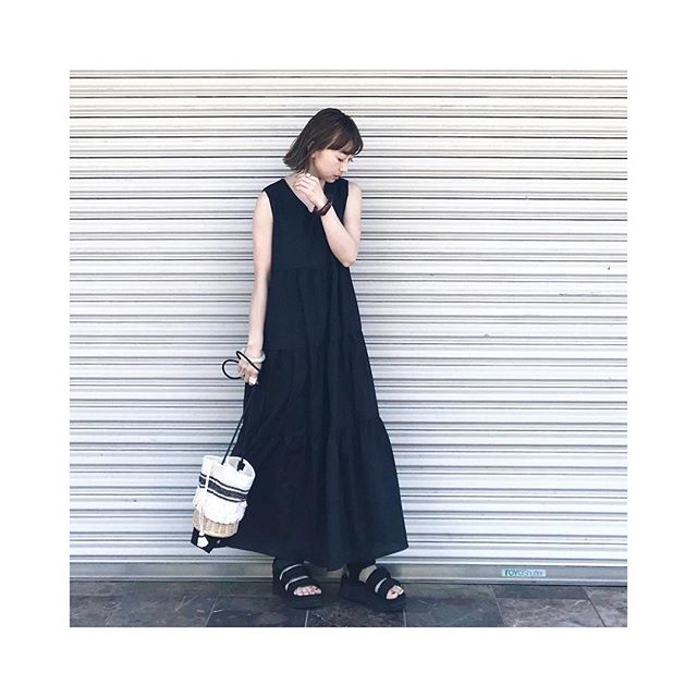 夏 カジュアル シンプル ブラックコーデ ナチュラルで使えるブラック ワンピース ノースリーブ ロング ティアード Vネック