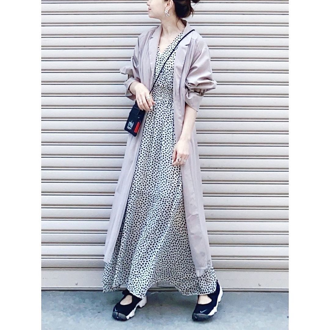 ブラック ショルダーバッグ X Grl グレイル グレージュ ロング トレンチコート X Grl グレイル ダルメシアン ロング ホワイト ウエストシャーリング カシュクールワンピース X Nike ナイキ エアリフト ブラック スニーカーのコーディネート