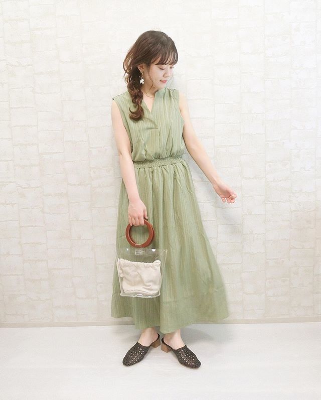 クリア クリアバッグ Dholic ディーホリック リングハンドル X Grl グレイル ミントグリーン ノースリーブ ギャザー ワンピース Vネック ジャガード X Grl グレイル ブラック メッシュ サンダル X ブラウン ロング 三つ編みのコーディネート