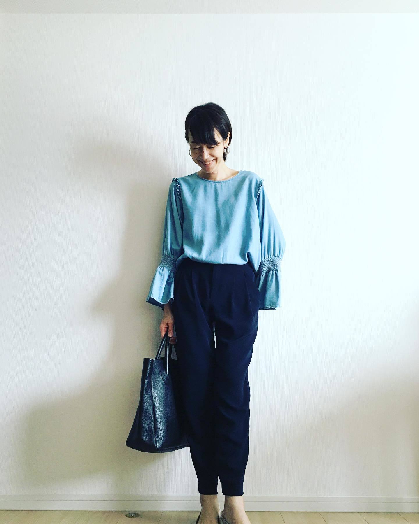 シック シンプル 授業参観 お姉系 きれい系で使えるブラック トートバッグ レザー 無地 X 無地 Zara ザラ ブルー ブラウス