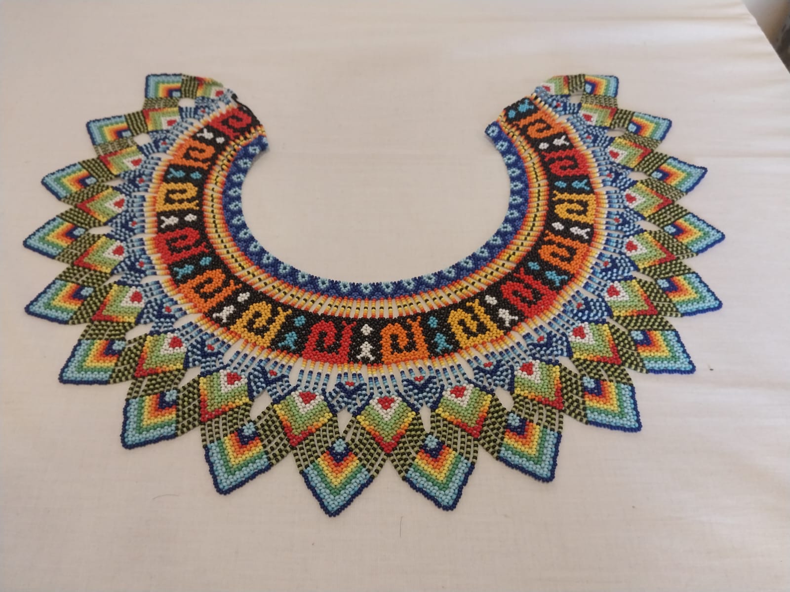 Collar de chaquira multicolor 