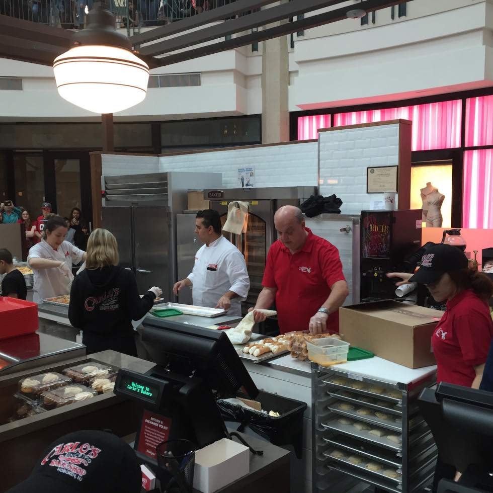 Big crowd waits for hours to meet Cake Boss at kiosk ...