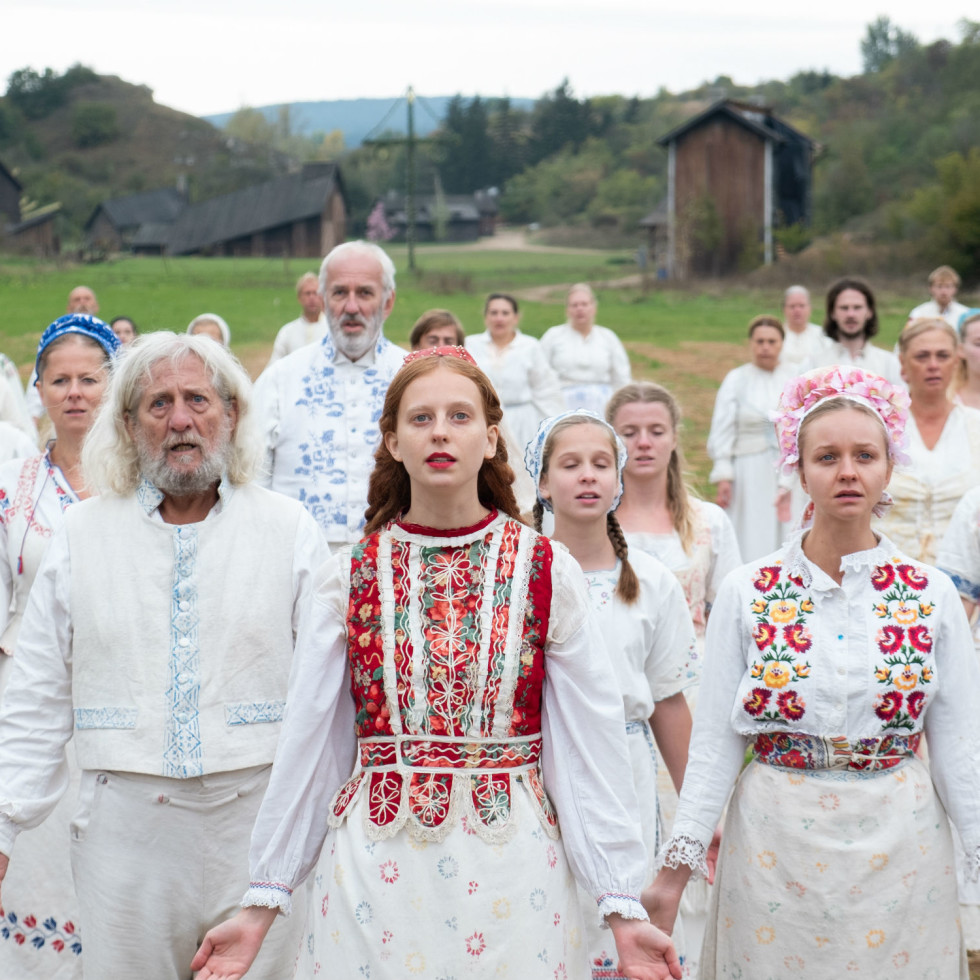 Isabelle Grill (center) and cast of Midsommar