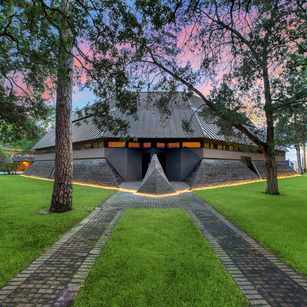 Mysterious West U 'Darth Vader house' lights up market for 4.3M