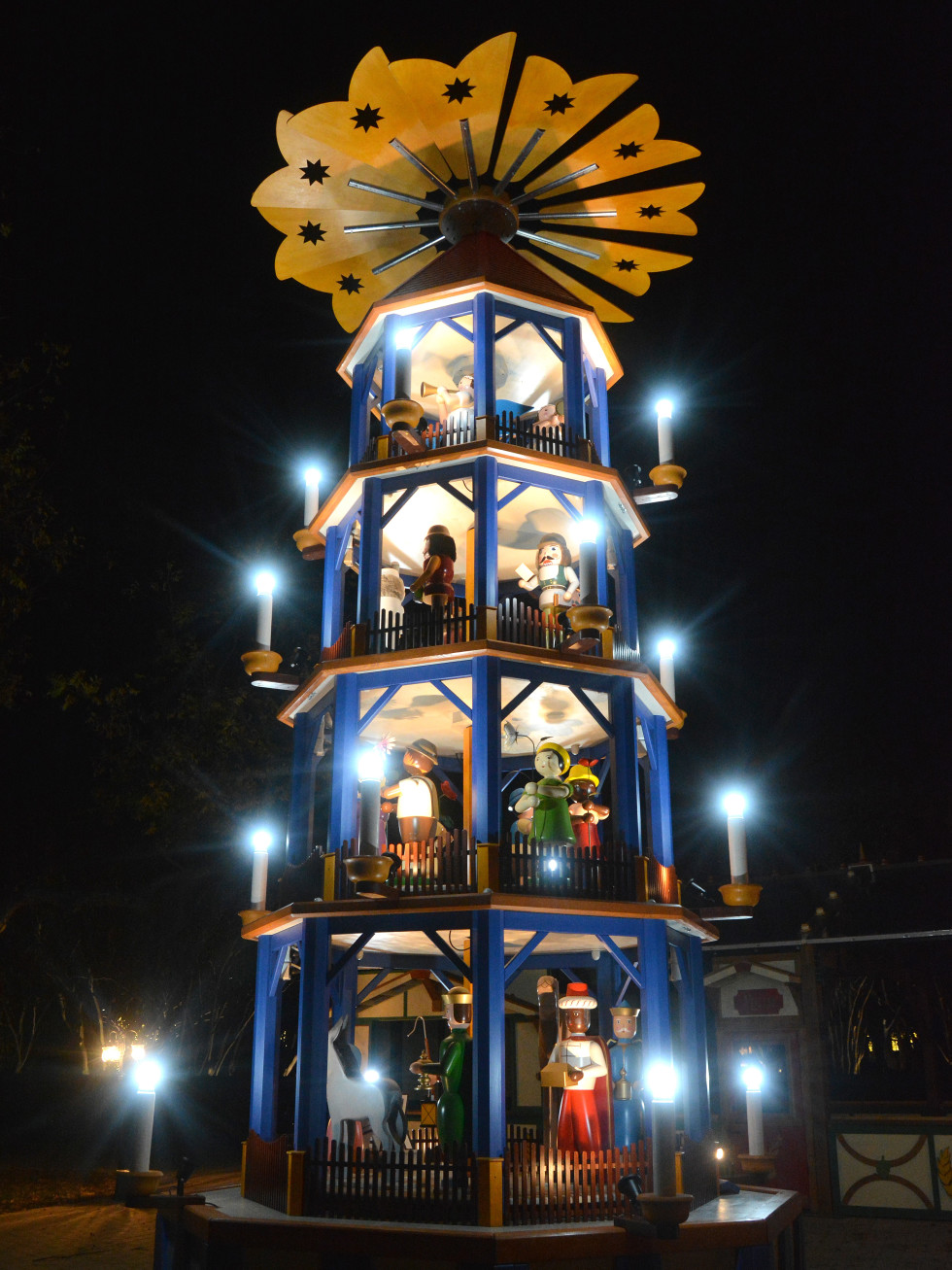Weber Christmas pyramid, Dallas Arboretum