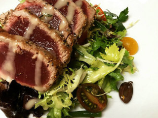 Seared tuna at Preston Hollow Grill in Dallas