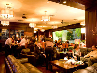 Mo's, A Place for Steaks, dining room