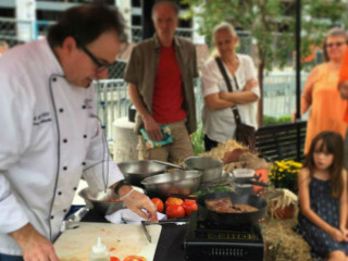 Dallas Farmers Market presents Walkabout with a Chef
