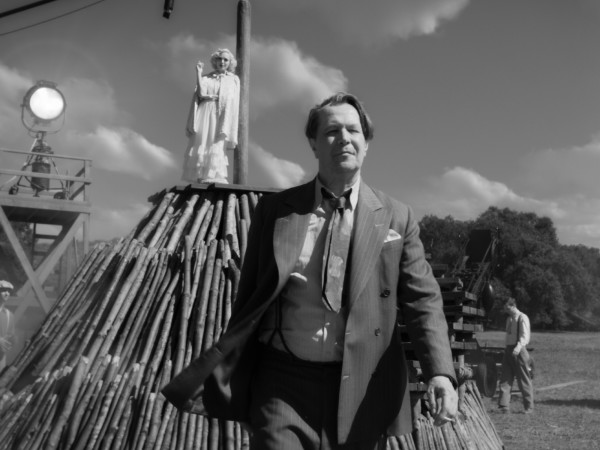 Gary Oldman and Amanda Seyfried in Mank