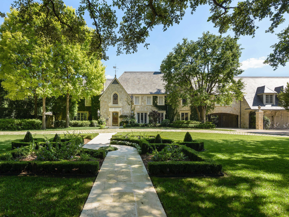 Exterior of 6767 Hunters Glen Rd. in Dallas