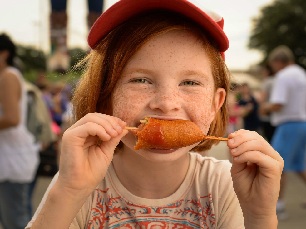 Ken Hoffman eats up the history of the corn dog with creator's kin