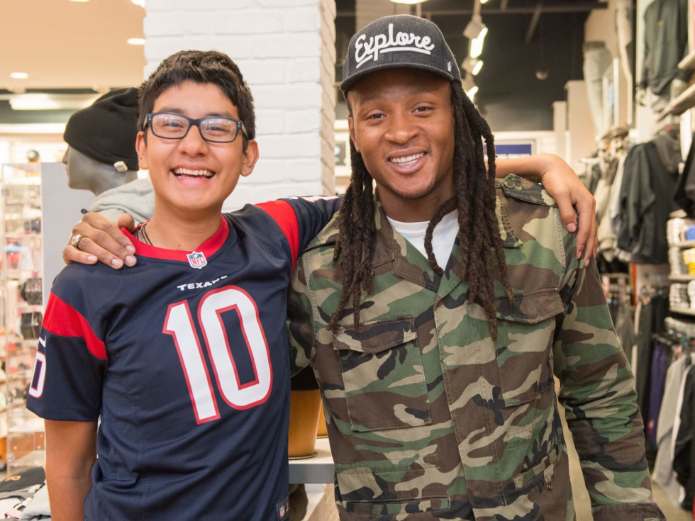 Texans Star Surprises Four Families With Holiday Shopping Spree Culturemap Houston