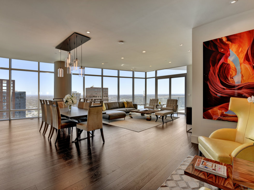 Austonian 33FF living room