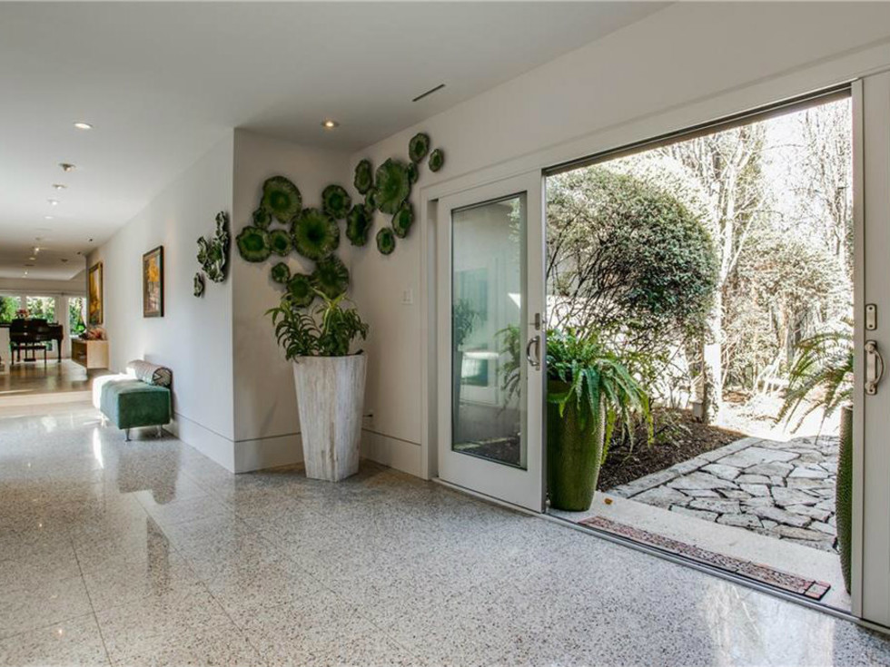 5535 Hanover foyer