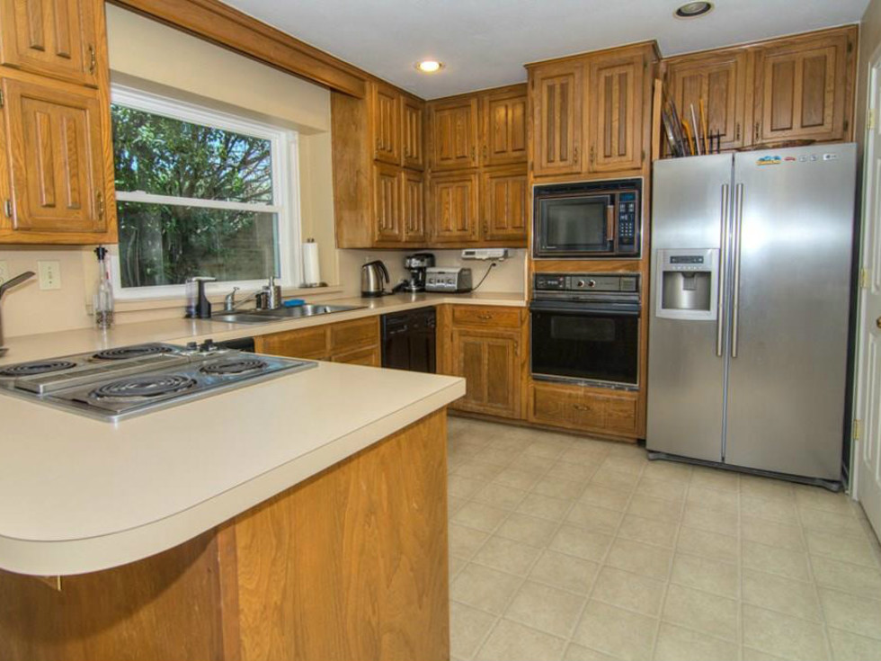 18605 Crownover Ct kitchen