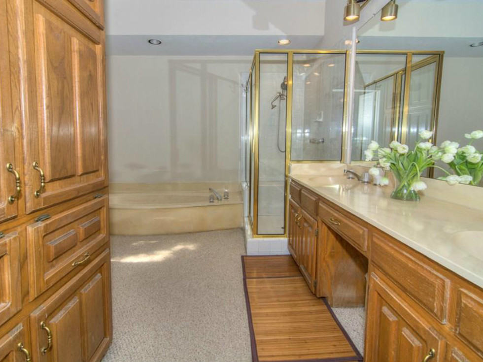 18605 Crownover Ct bathroom