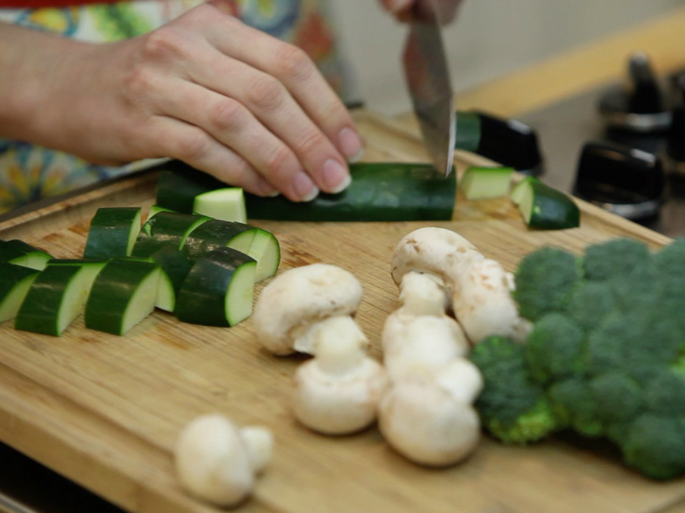 Roni Proter preparing chicken teriyaki stir fry