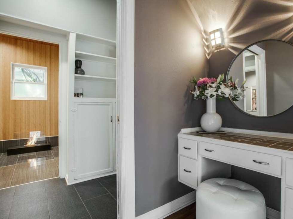 Vanity area at 114 N. Edgefield in Dallas