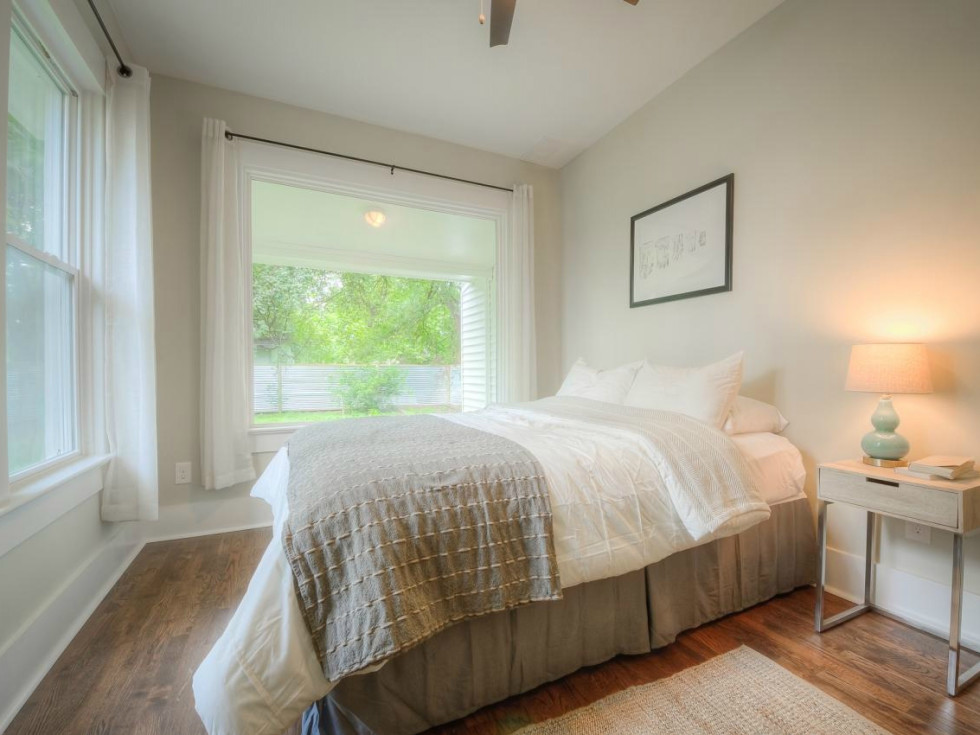 1122 Gunter St 78702 East Austin house master bedroom 2015