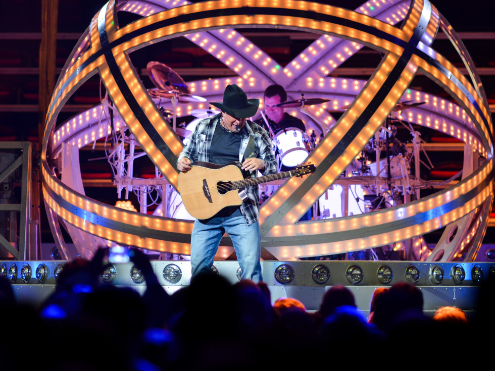 Garth Brooks heats up Houston stage with highenergy performance