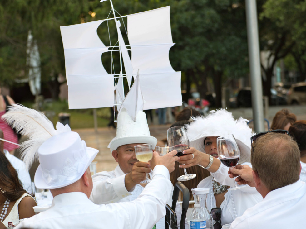 Très chic picnic with allwhite dress code takes over downtown park