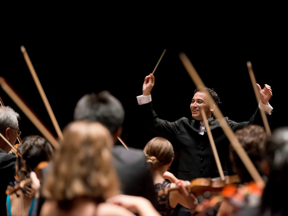 Houston Symphony Music Director Andrés Orozco-Estrada and the orchestra