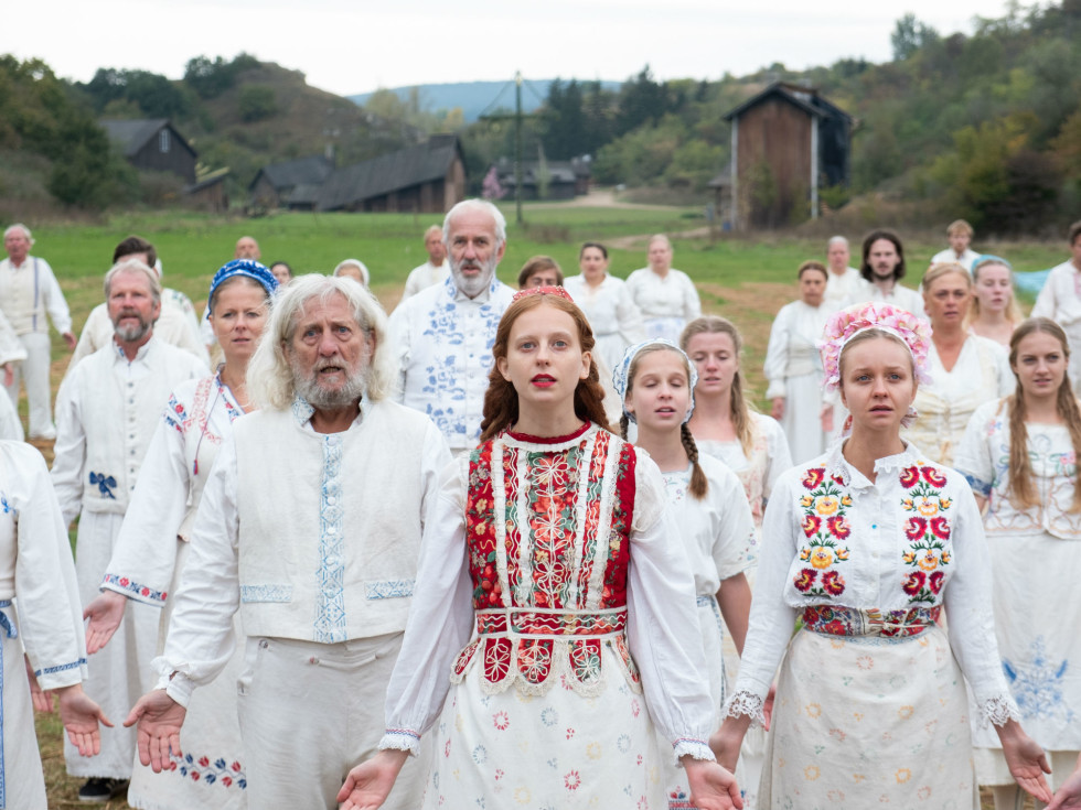 Isabelle Grill (center) and cast of Midsommar
