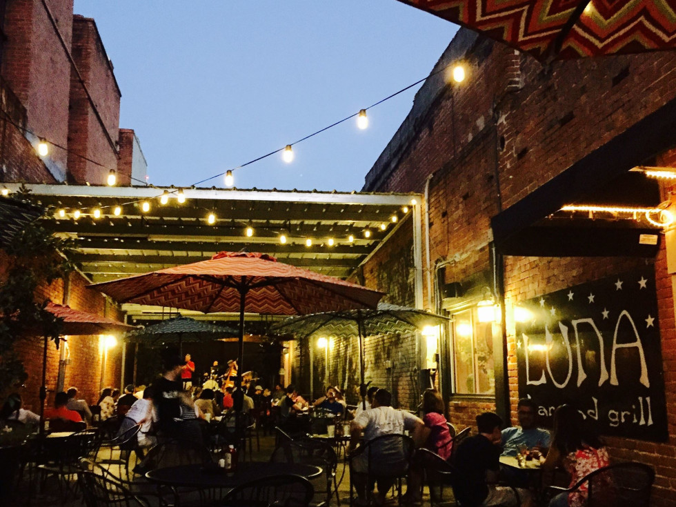 Luna Bar & Grill patio in Lake Charles