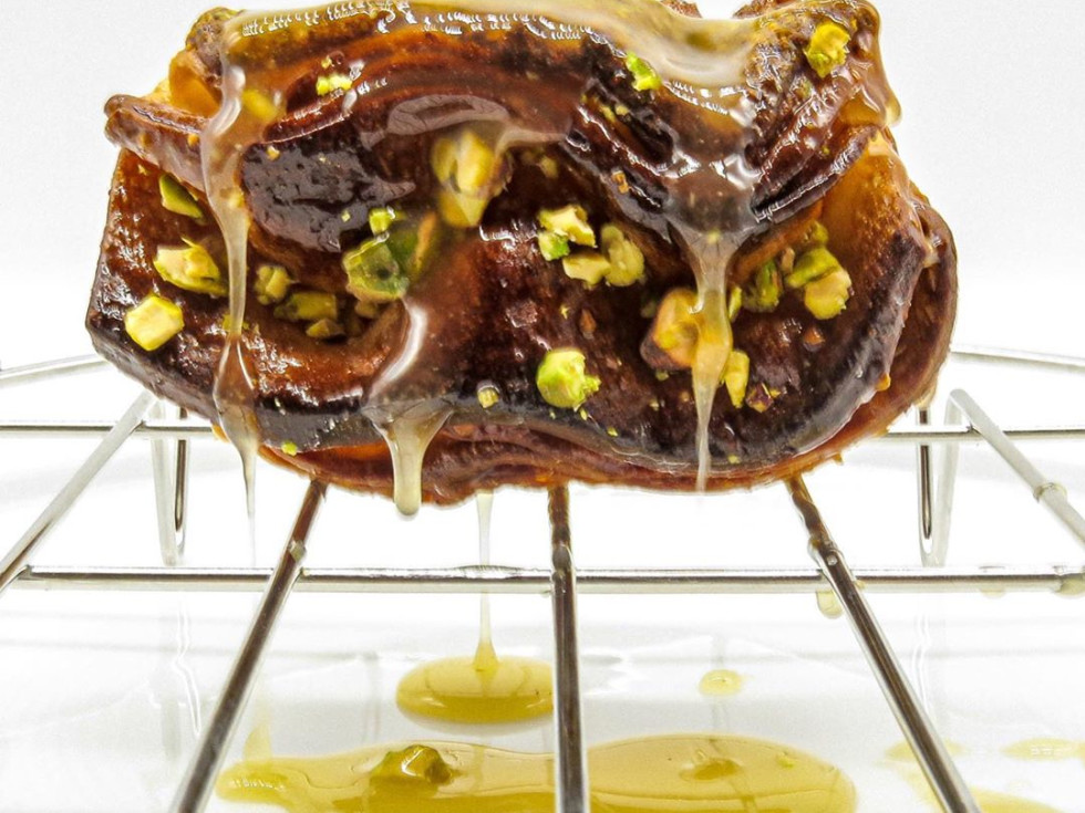 Koffeteria pistachio praline baklava croissant