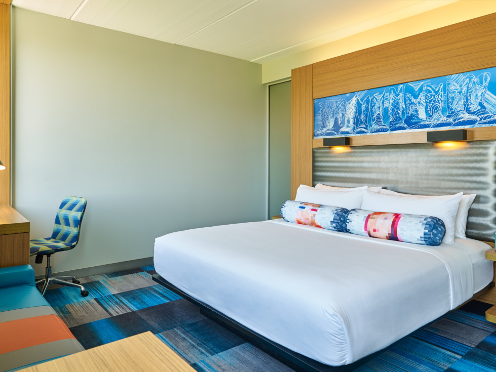 Aloft Plano guestroom