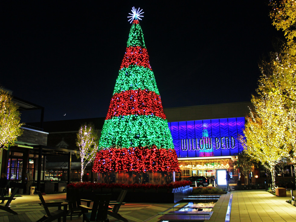 The District at Willow Bend holiday display