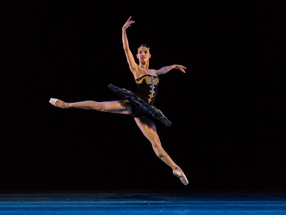 Principal Karina González in Jorma Elo’s ONEendONE.