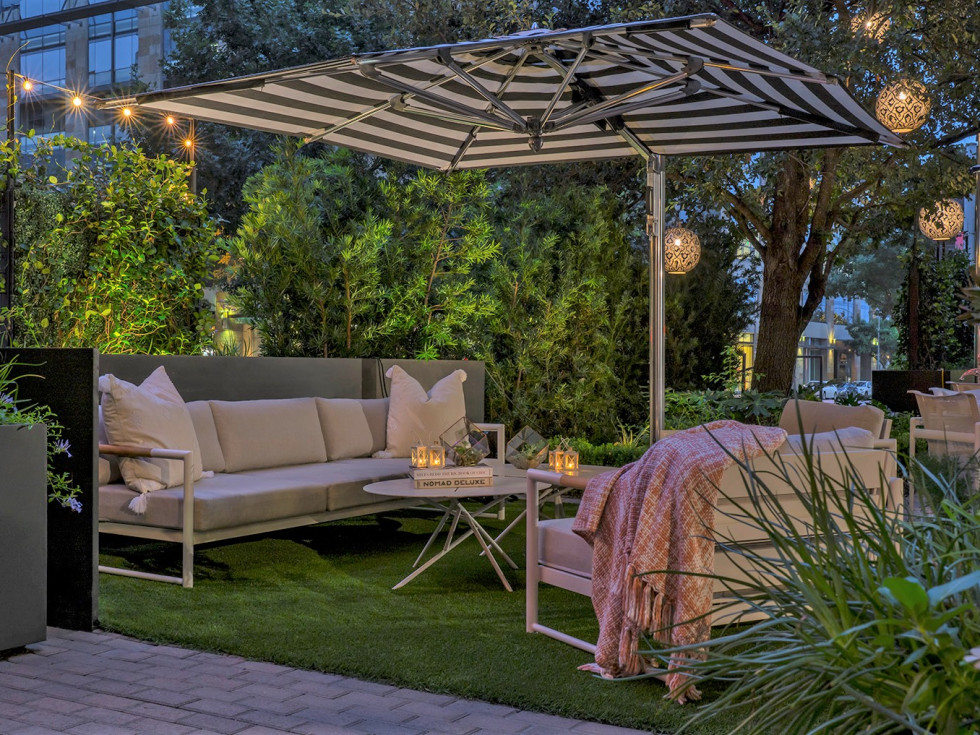 Trace Restaurant patio courtyard