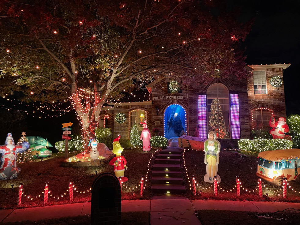 These DFW homes rescue 2020 with quirky, overthetop Christmas lights