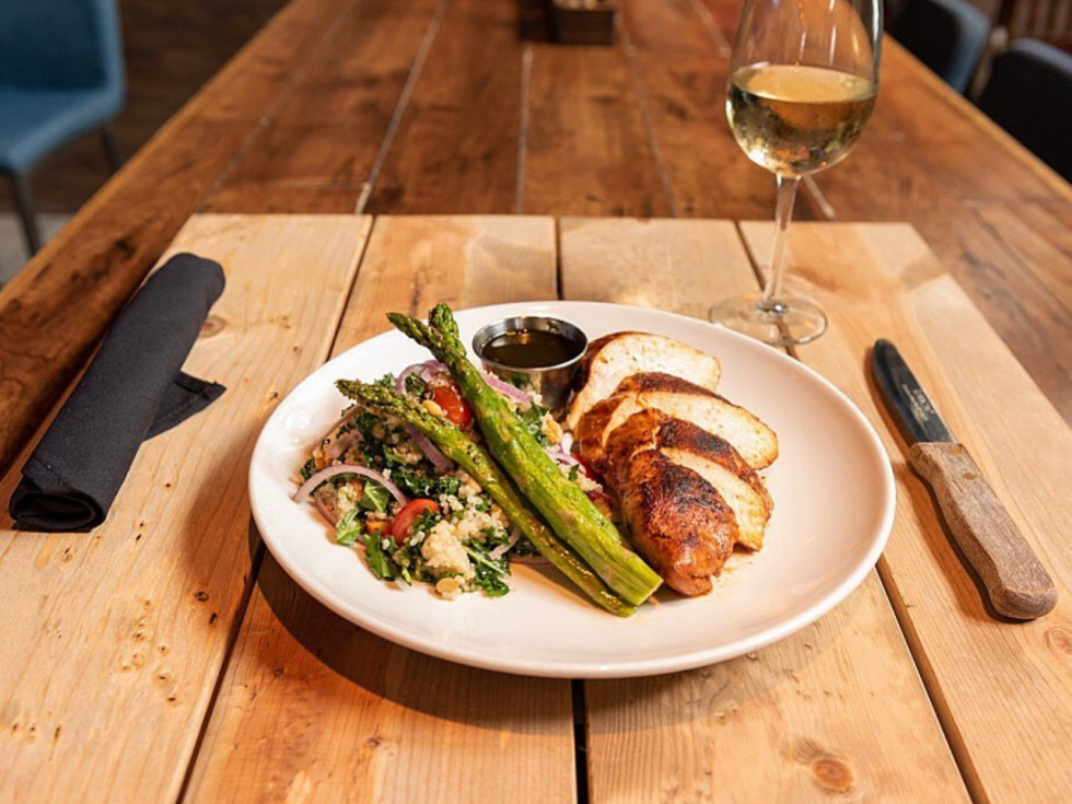Roast chicken with asparagus