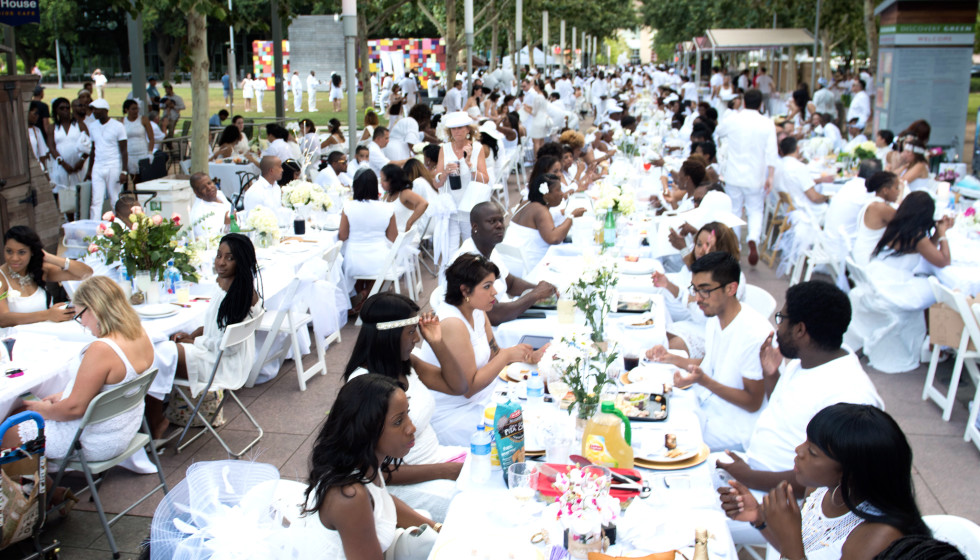 Très chic picnic with allwhite dress code takes over downtown park