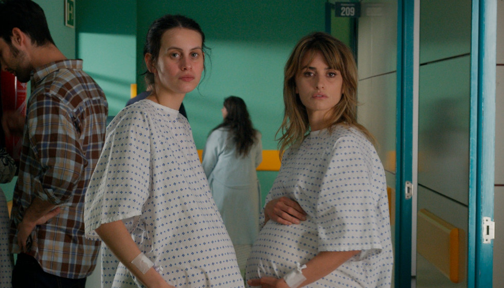 La película española Parallel Mothers toma un camino diferente hacia el éxito