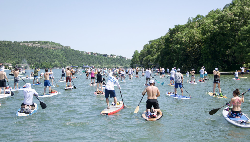 Hundreds of paddle boarders take to the lake for Austin nonprofit - Vimarsana News