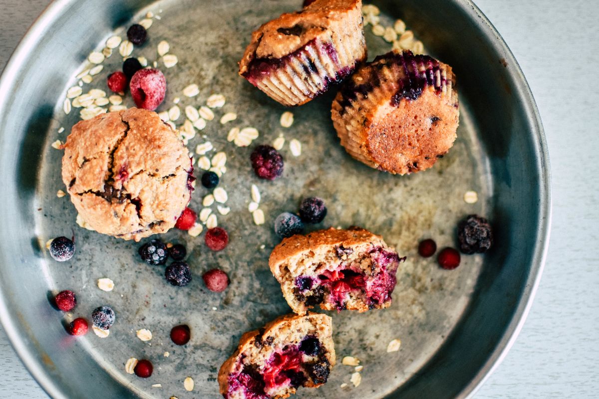 veganski mafini z gozdnimi sadeži (borovnice, jagode, robide) in čokolado